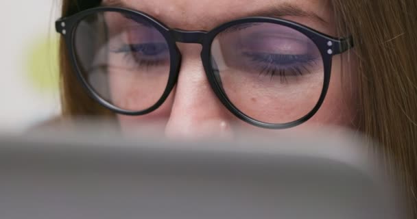 Close View Focused Woman Glasses Looking Laptop Screen Using Internet — Vídeo de Stock