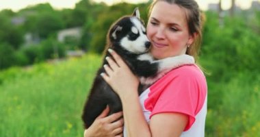 Genç bir kadın dışarıda köpeğini öpüyor, sarılıyor. Evcil hayvan ve sahibinin aşkı. Yüksek kalite 4k görüntü