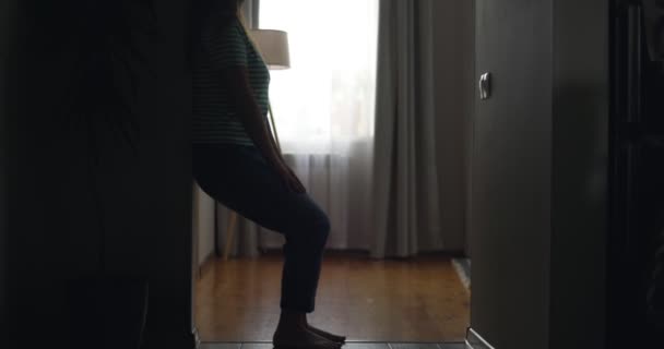 Silhueta Uma Mulher Triste Deslizando Pela Parede Seu Apartamento Cobrindo — Vídeo de Stock