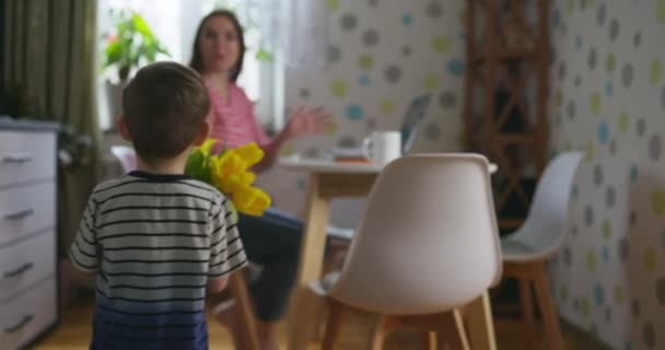 Filho Sua Amada Mãe Lindo Buquê Tulipas Amarelas Dia Internacional — Vídeo de Stock