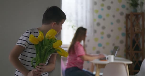 Син Дає Своїй Коханій Матері Гарний Букет Жовтих Тюльпанів Міжнародний — стокове відео