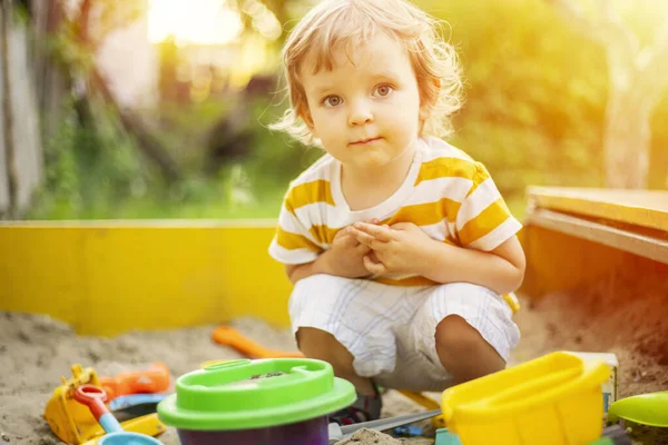 Мальчик Играет Песочнице Детской Площадке Открытым Небом Тоддлер Играет Песчаными — стоковое фото