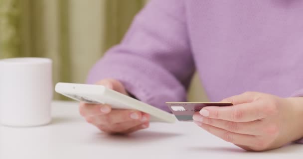 Kobieta Trzymająca Rękach Kartę Kredytową Smartfona Robiąca Zakupy Online Lub — Wideo stockowe