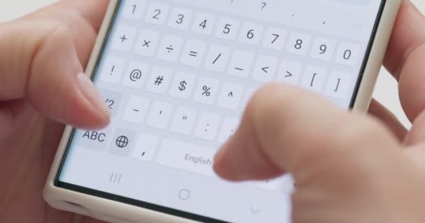 Mulher Digitando Uma Mensagem Texto Seu Smartphone Mãos Femininas Escrever — Vídeo de Stock