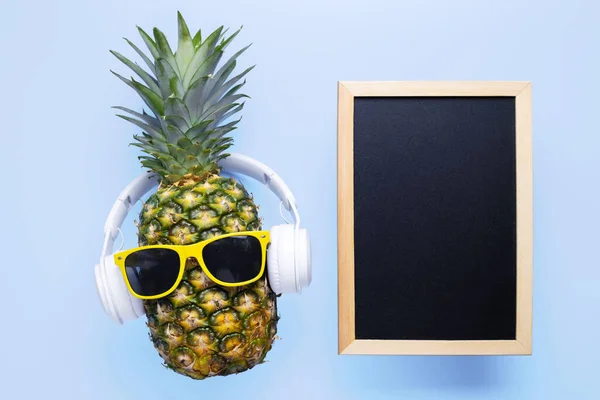 Ananas Zonnebril Hoofdtelefoon Met Lege Kopieerruimte Schoolbord Voor Tekst Blauwe — Stockfoto