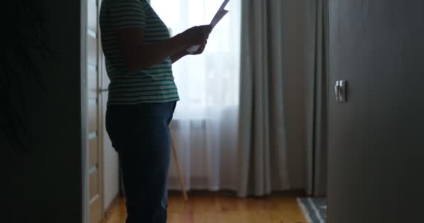Silhouette Sad Woman Sliding Wall Her Apartment Covering Face Hands — Vídeo de Stock
