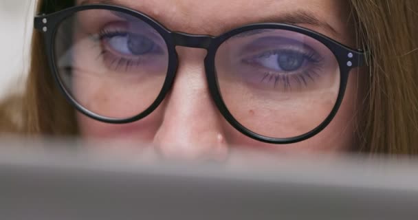 Close View Focused Woman Glasses Looking Laptop Screen Using Internet — Wideo stockowe