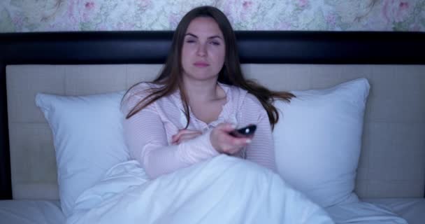 Das Auf Dem Bett Liegende Mädchen Schaltet Den Kanal Mit — Stockvideo