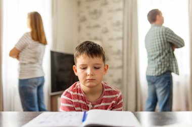 Bir oğul, ailesi arka planda kavga ederken hayal kırıklığına uğramış hisseder. Aile içi anlaşmazlıklar ya da boşanmanın çocuk gelişimi üzerindeki etkisi