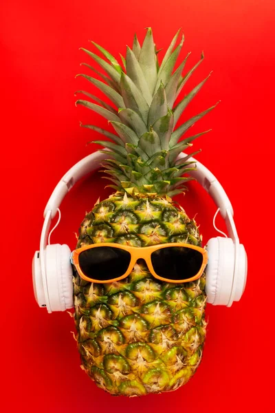 Rijp Ananas Met Zonnebril Koptelefoon Rode Achtergrond Kopieerruimte — Stockfoto