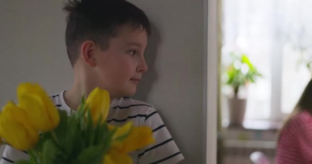 Hijo Amada Madre Hermoso Ramo Tulipanes Amarillos Día Internacional Mujer — Vídeos de Stock