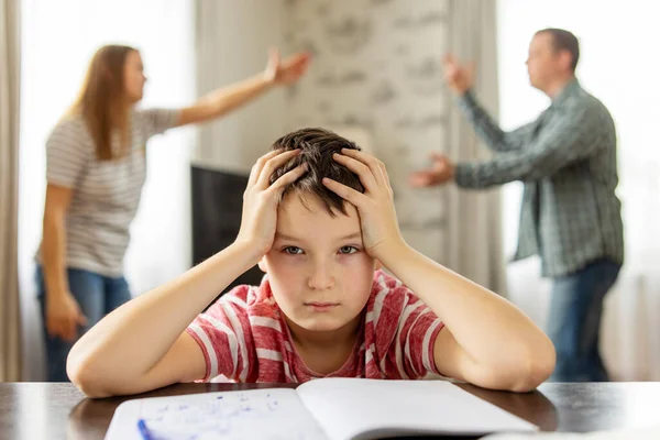 当父母在背后吵架时 儿子感到很沮丧 家庭冲突或离婚对儿童发展的影响 — 图库照片