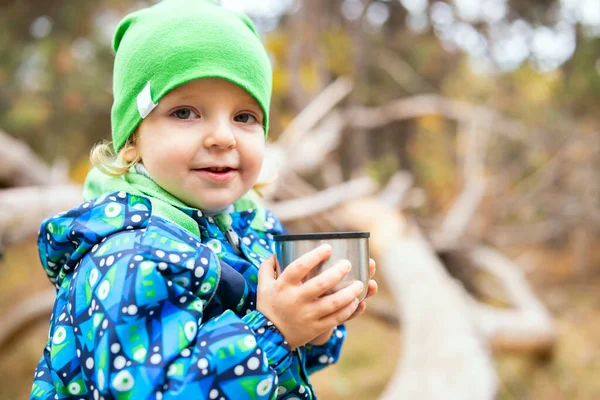 Anak Kecil Lucu Minum Teh Panas Dari Termos Taman Anak — Stok Foto