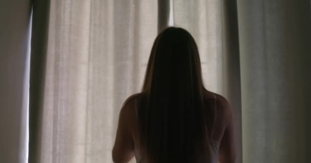 Mooie Jonge Brunette Opent Gordijnen Het Ochtendzonlicht Haar Gezellige Appartement — Stockvideo