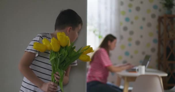 Fils Donne Mère Bien Aimée Beau Bouquet Tulipes Jaunes Journée — Video