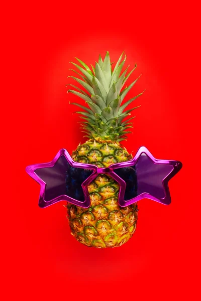 Kırmızı Arka Planda Güneş Gözlüklü Ananas Yıldız Gözlüklü Ananas — Stok fotoğraf