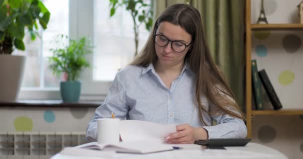 Žena Používající Kalkulačku Pro Výpočet Domácích Účtů Doma Dělá Papírování — Stock video