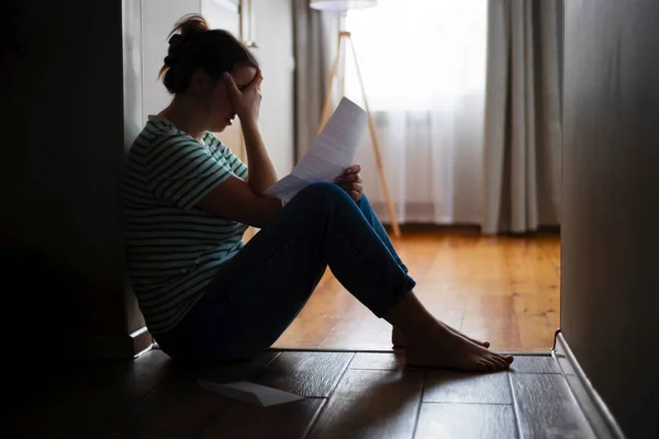 Silueta Mujer Triste Deprimida Sentada Suelo Casa Recibir Malas Noticias — Foto de Stock