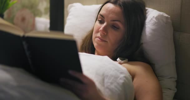 Jovem Está Lendo Livro Interessante Enquanto Está Deitada Cama Mulher — Vídeo de Stock