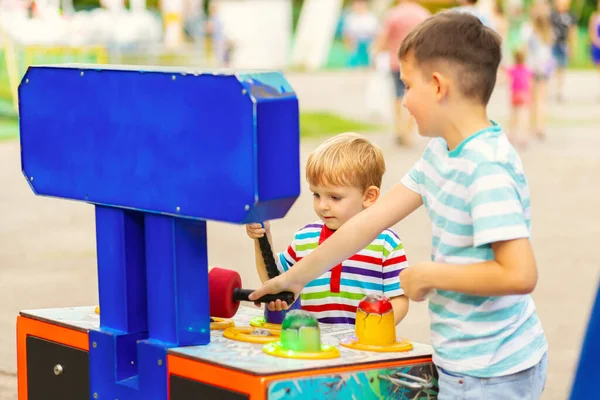 Anak Anak Bermain Mendera Permainan Arkade Mol Sebuah Taman Hiburan — Stok Foto
