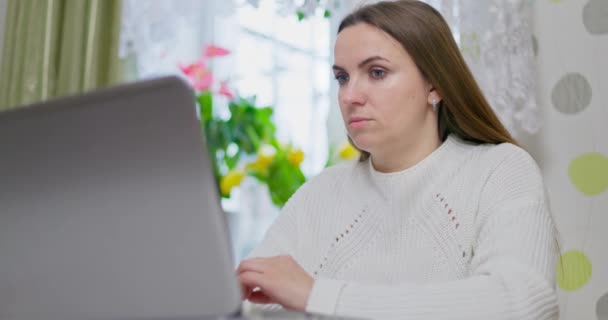 Молода Жінка Отримує Погані Новини Ноутбуці Виглядають Відчайдушно Відчуває Стрес — стокове відео