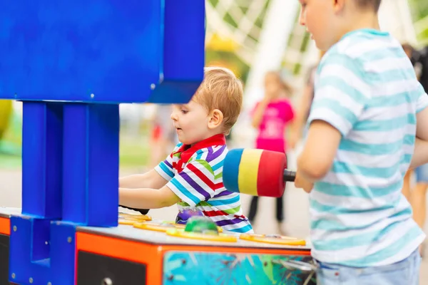 Anak Anak Bermain Mendera Permainan Arkade Mol Sebuah Taman Hiburan — Stok Foto