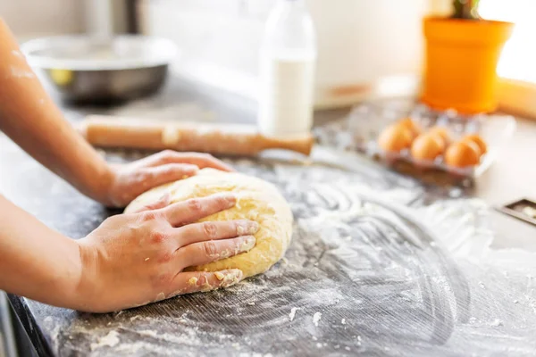 Dámské Ruce Hnětají Těsto Stole Posypané Moukou Kneading Dough — Stock fotografie