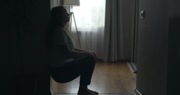Silhueta Uma Mulher Triste Deslizando Pela Parede Seu Apartamento Cobrindo — Vídeo de Stock