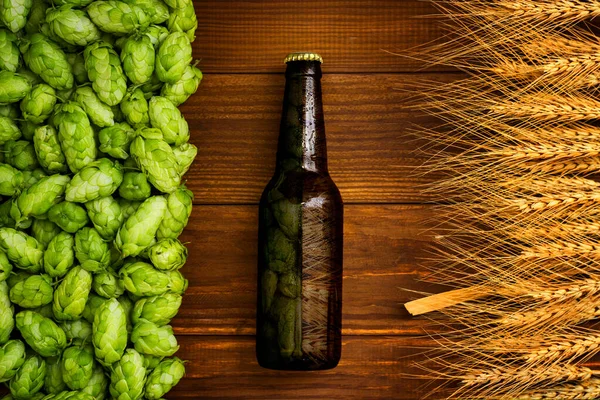 Flaska Trä Bakgrund Med Gröna Kottar Humle Och Gyllene Veteöron — Stockfoto