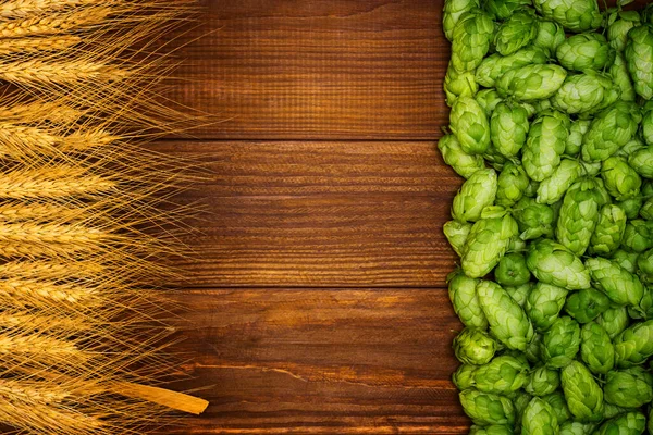 Bierbrauzutaten Grüne Hopfenzapfen Und Goldene Weizenähren Auf Einem Holztisch Mit — Stockfoto