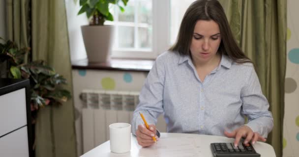 Mujer Que Usa Calculadora Para Calcular Facturas Domésticas Casa Haciendo — Vídeos de Stock