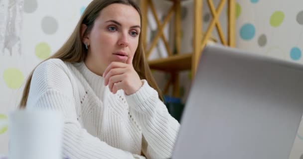 Jovem Mulher Receber Más Notícias Laptop Olhar Desesperado Sente Estressado — Vídeo de Stock