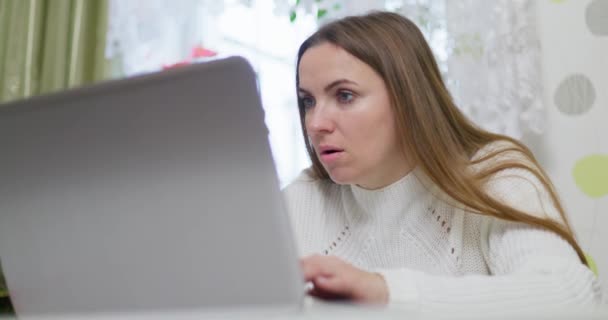 Молодая Женщина Получает Плохие Новости Ноутбуке Выглядеть Отчаянно Чувствует Стресс — стоковое видео