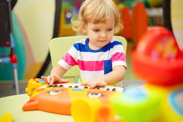 Дети Играют Красочными Игрушками Учебном Центре Детском Саду — стоковое фото