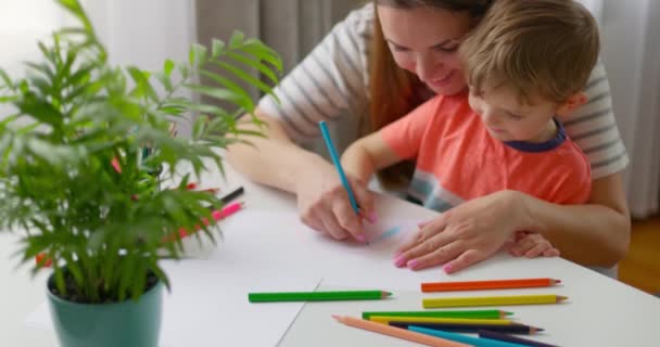 Мати Дитина Малюють Олівцями Сидячи Столом Вдома Щаслива Сім Високоякісні — стокове відео