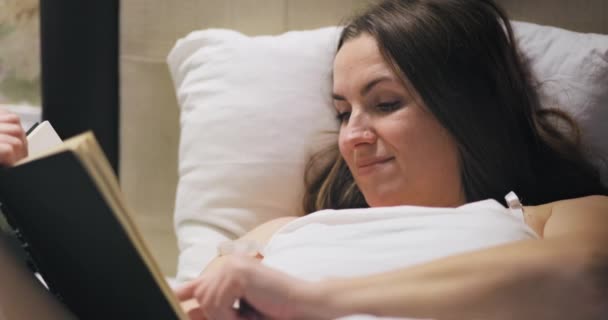 Junge Frau Liest Interessantes Buch Während Sie Bett Liegt Frau — Stockvideo