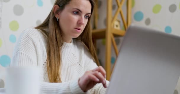 Jonge Vrouw Krijgt Slecht Nieuws Laptop Kijken Wanhopig Voelt Zich — Stockvideo