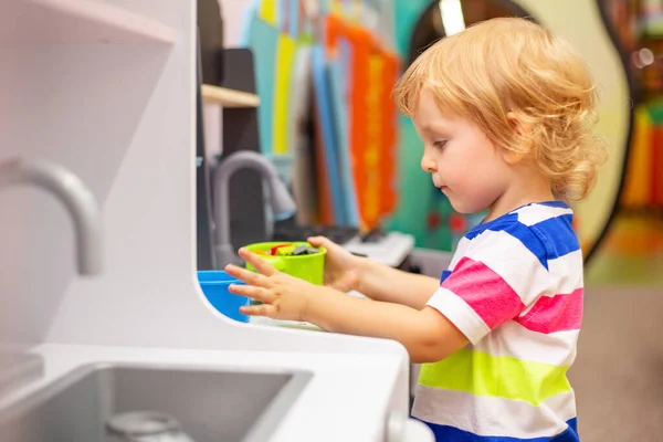 Dziecko Bawiące Się Kolorowymi Zabawkami Centrum Nauki Lub Przedszkolu — Zdjęcie stockowe