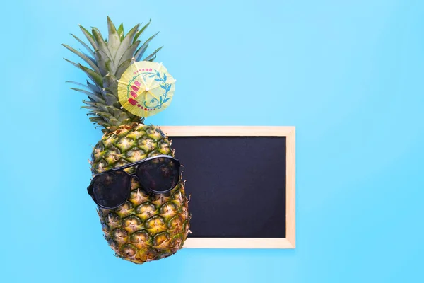 Ananas Zonnebril Met Lege Kopieerruimte Schoolbord Voor Tekst Blauwe Achtergrond — Stockfoto