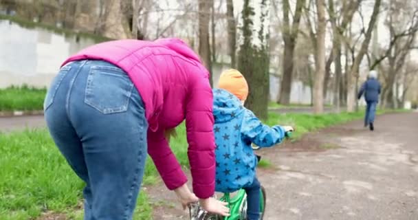 Matka Uczy Syna Jeździć Rowerze Młoda Mama Uczy Syna Jeździć — Wideo stockowe
