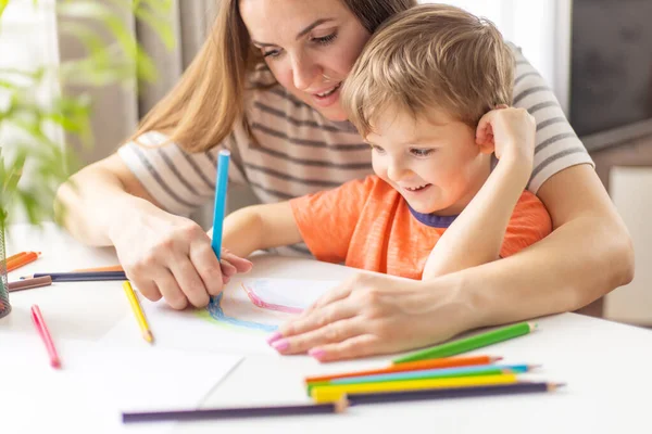 Mãe Criança Desenhando Com Lápis Sentados Mesa Casa Família Feliz — Fotografia de Stock