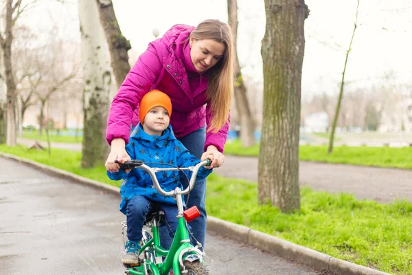 Мати Навчає Сина Їздити Велосипеді Молода Мама Навчає Сина Їздити — стокове фото