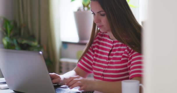 Een Jonge Vrouw Die Thuis Voor Een Laptop Werkt Jonge — Stockvideo