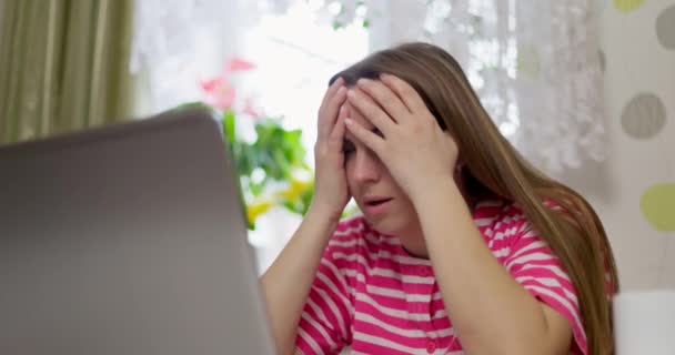 Jonge Vrouw Krijgt Slecht Nieuws Laptop Kijken Wanhopig Voelt Zich — Stockvideo