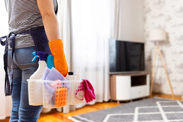 Γυναίκα Λαστιχένια Γάντια Καλάθι Προμήθειες Καθαρισμού Έτοιμη Καθαρίσει Διαμέρισμά Της — Φωτογραφία Αρχείου