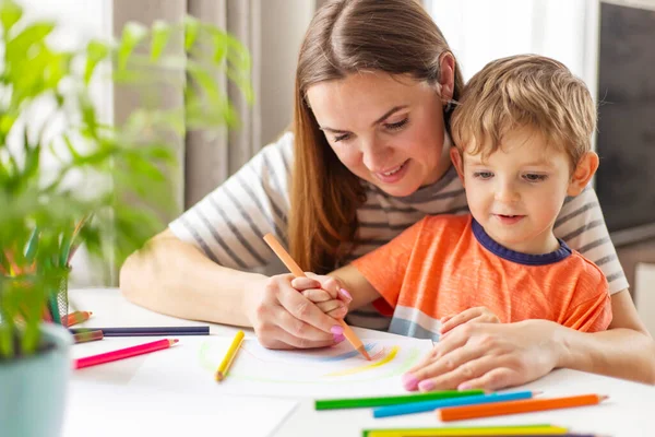 Mãe Criança Desenhando Com Lápis Sentados Mesa Casa Família Feliz — Fotografia de Stock
