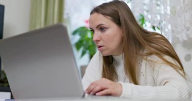 Genç bir kadın dizüstü bilgisayarından kötü haberler alıyor. Umutsuz görünüyor. Kaydedilmemiş belgeler, önemli veri kayıpları, borçlar, işini kaybetmesi, kötü amaçlı yazılımlar gibi konularda stres altında.