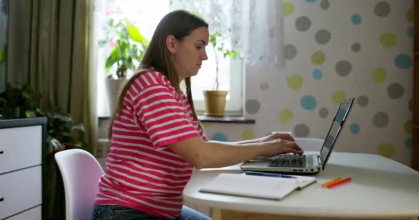 Νεαρή Γυναίκα Που Εργάζεται Από Σπίτι Μπροστά Από Φορητό Υπολογιστή — Αρχείο Βίντεο