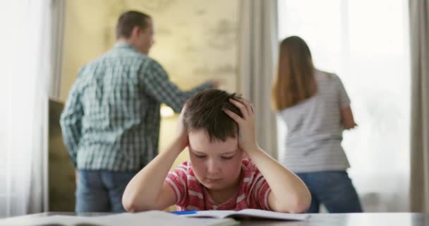 当父母在背后吵架时 儿子感到很沮丧 家庭冲突或离婚对儿童发展的影响 — 图库视频影像