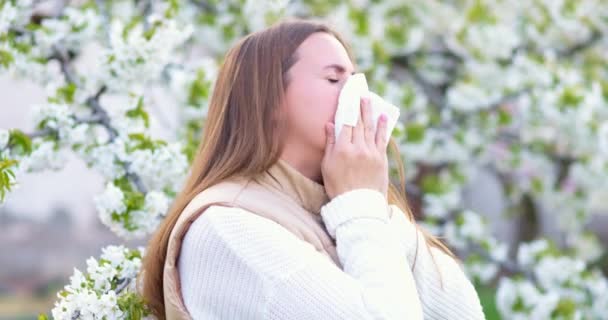 Mulher Doente Usando Guardanapos Brancos Durante Corrimento Nasal Livre Morena — Vídeo de Stock